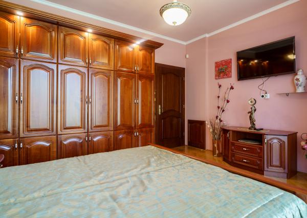 Rodinná rezidencia s parkovou úpravou záhrady na veľkorysom pozemku s bazénom , Rajka