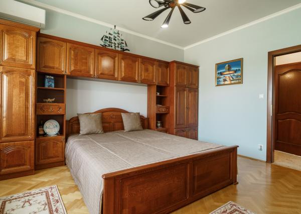 Rodinná rezidencia s parkovou úpravou záhrady na veľkorysom pozemku s bazénom , Rajka