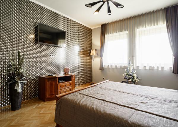 Rodinná rezidencia s parkovou úpravou záhrady na veľkorysom pozemku s bazénom , Rajka