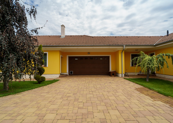 Rodinná rezidencia s parkovou úpravou záhrady na veľkorysom pozemku s bazénom , Rajka