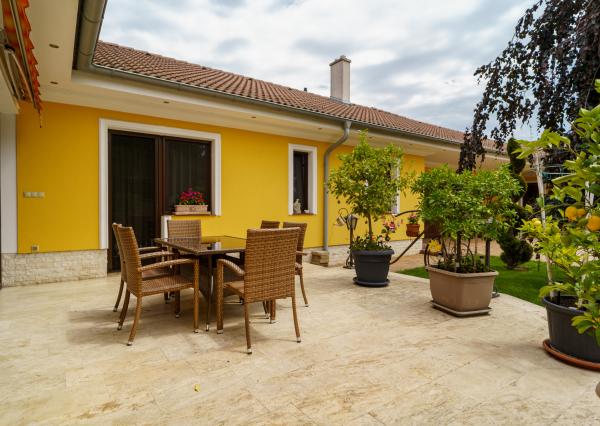 Rodinná rezidencia s parkovou úpravou záhrady na veľkorysom pozemku s bazénom , Rajka