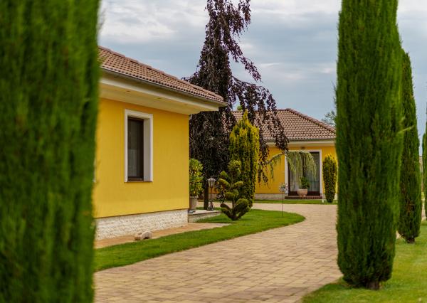 Rodinná rezidencia s parkovou úpravou záhrady na veľkorysom pozemku s bazénom , Rajka