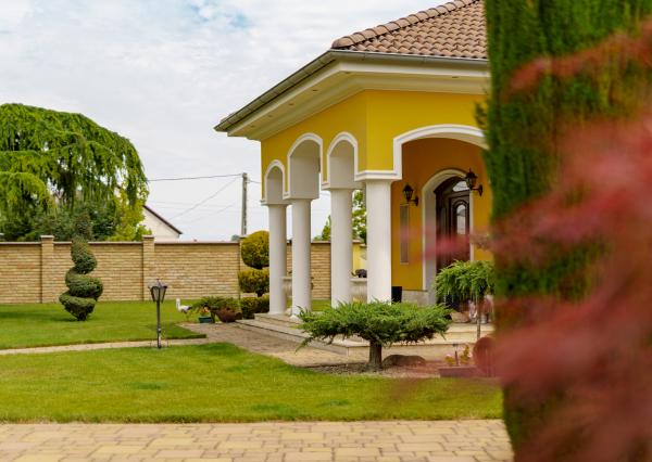 Rodinná rezidencia s parkovou úpravou záhrady na veľkorysom pozemku s bazénom , Rajka