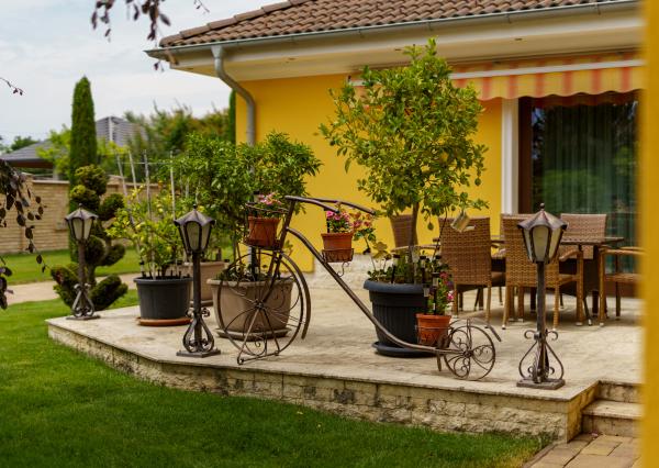 Rodinná rezidencia s parkovou úpravou záhrady na veľkorysom pozemku s bazénom , Rajka