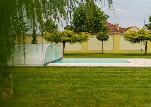 Rodinná rezidencia s parkovou úpravou záhrady na veľkorysom pozemku s bazénom , Rajka