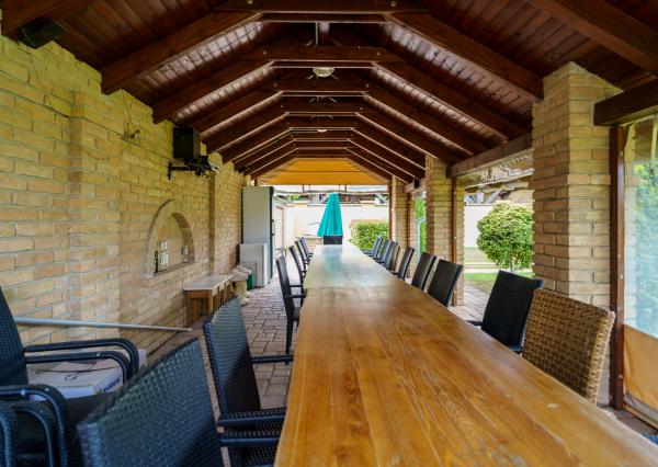 Rodinná rezidencia s parkovou úpravou záhrady na veľkorysom pozemku s bazénom , Rajka