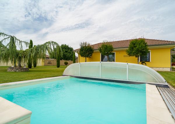 Rodinná rezidencia s parkovou úpravou záhrady na veľkorysom pozemku s bazénom , Rajka