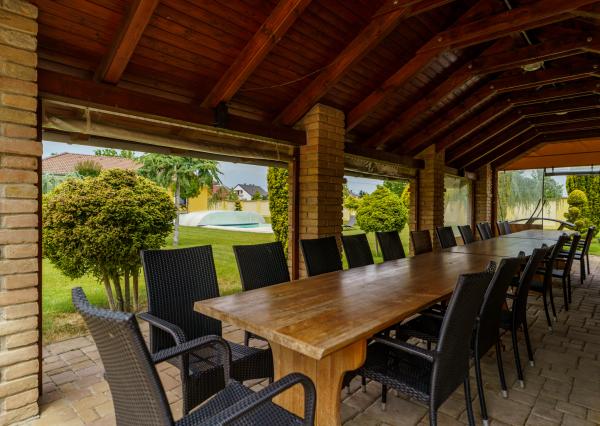 Rodinná rezidencia s parkovou úpravou záhrady na veľkorysom pozemku s bazénom , Rajka