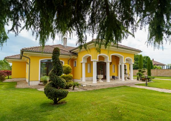 Rodinná rezidencia s parkovou úpravou záhrady na veľkorysom pozemku s bazénom , Rajka