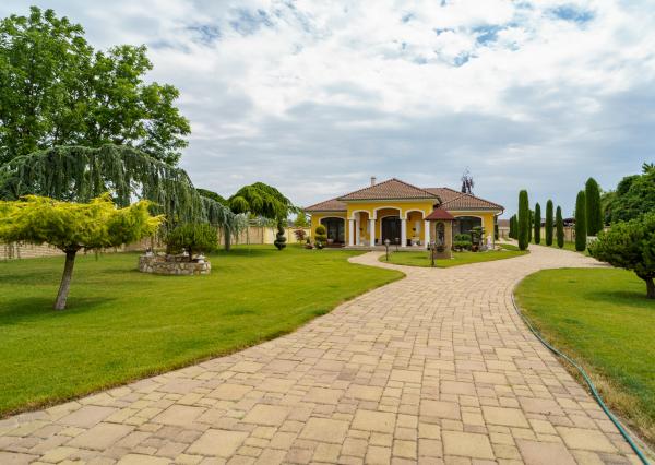 Rodinná rezidencia s parkovou úpravou záhrady na veľkorysom pozemku s bazénom , Rajka