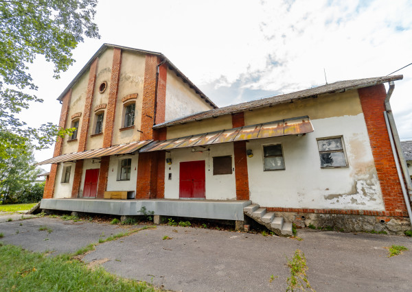 Ponúkame na predaj budovu / skladový priestor v Strážskom