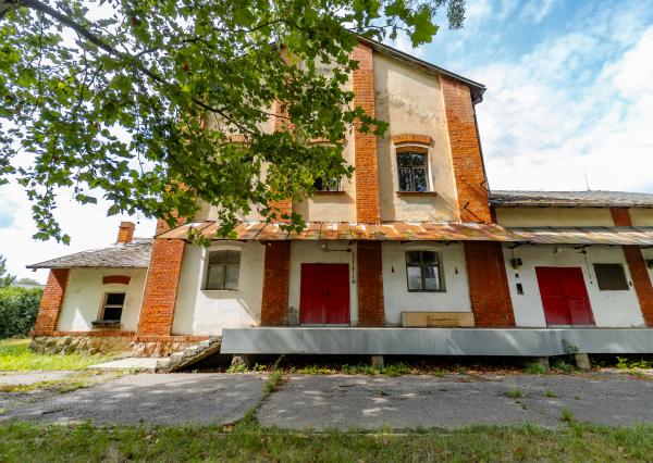 Ponúkame na predaj budovu / skladový priestor v Strážskom