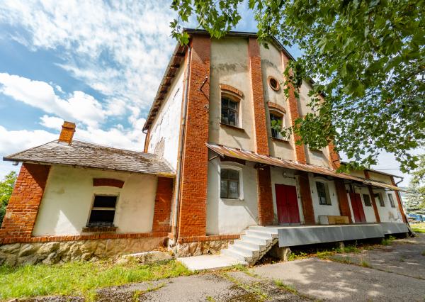 Ponúkame na predaj budovu / skladový priestor v Strážskom