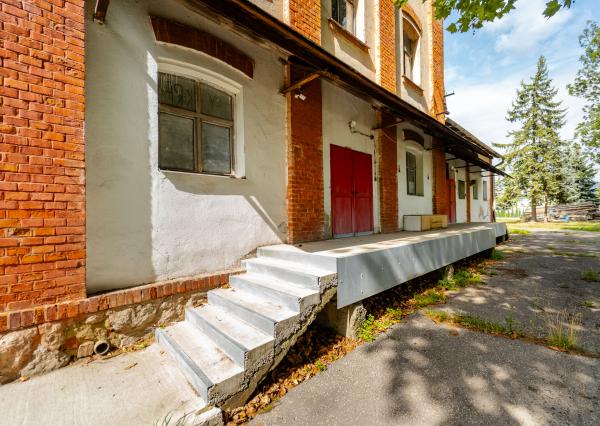 Ponúkame na predaj budovu / skladový priestor v Strážskom