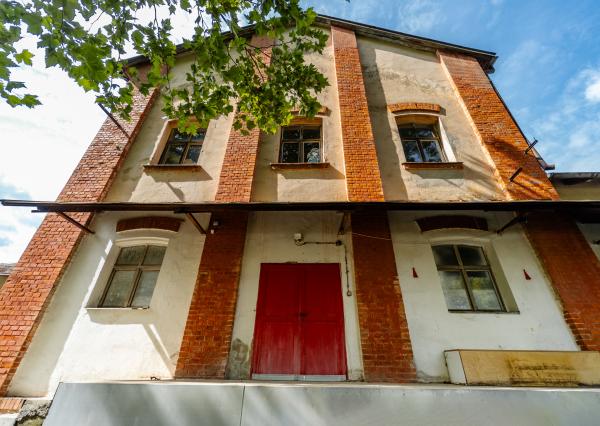 Ponúkame na predaj budovu / skladový priestor v Strážskom