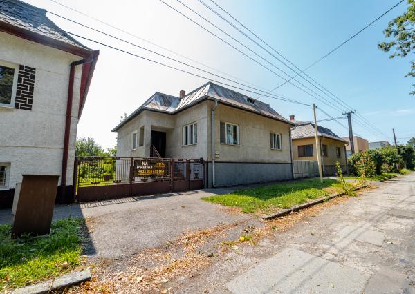 EXKLUZÍVNE vám ponúkame na predaj 3 izbový rodinný dom v príjemnej lokalite Veľkých Kapušian (okr. Michalovce).