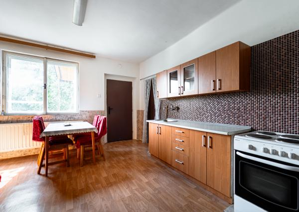 EXKLUZÍVNE vám ponúkame na predaj 3 izbový rodinný dom v príjemnej lokalite Veľkých Kapušian (okr. Michalovce).