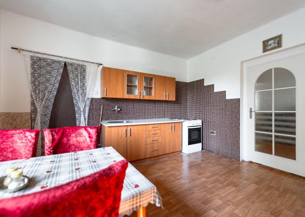 EXKLUZÍVNE vám ponúkame na predaj 3 izbový rodinný dom v príjemnej lokalite Veľkých Kapušian (okr. Michalovce).