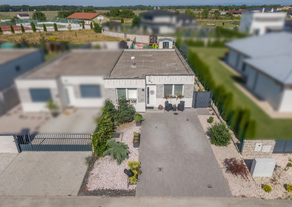 Exkluzívna moderná novostavba rodinného domu, ktorý ponúka tiché a bezpečné bývanie.