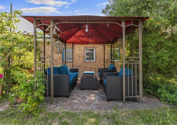 Predaj krásny vidiecky 5-izbový rodinný dom s bazénom so slanou vodou, 586 m2, Borský Mikuláš, okres Senica