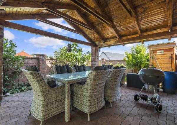 Predaj krásny vidiecky 5-izbový rodinný dom s bazénom so slanou vodou, 586 m2, Borský Mikuláš, okres Senica