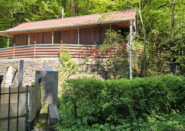 Exkluzívne  na predaj chatka na úpätí lesa v chatárskej oblasti Letkov, časť Starý Trebejov