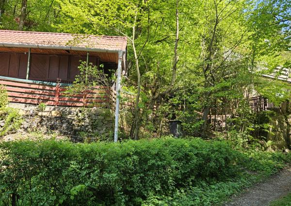 Exkluzívne  na predaj chatka na úpätí lesa v chatárskej oblasti Letkov, časť Starý Trebejov
