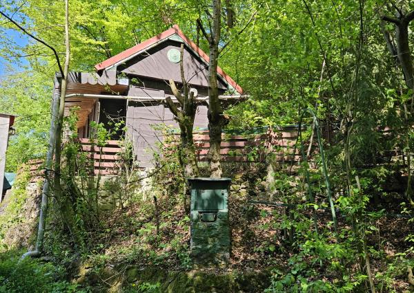 Exkluzívne  na predaj chatka na úpätí lesa v chatárskej oblasti Letkov, časť Starý Trebejov