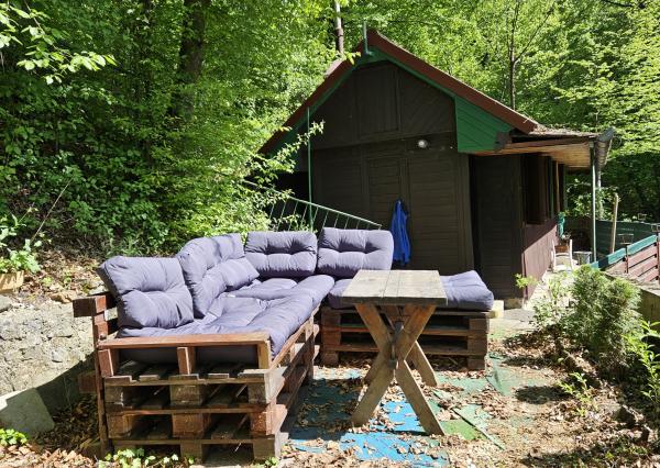 Exkluzívne  na predaj chatka na úpätí lesa v chatárskej oblasti Letkov, časť Starý Trebejov