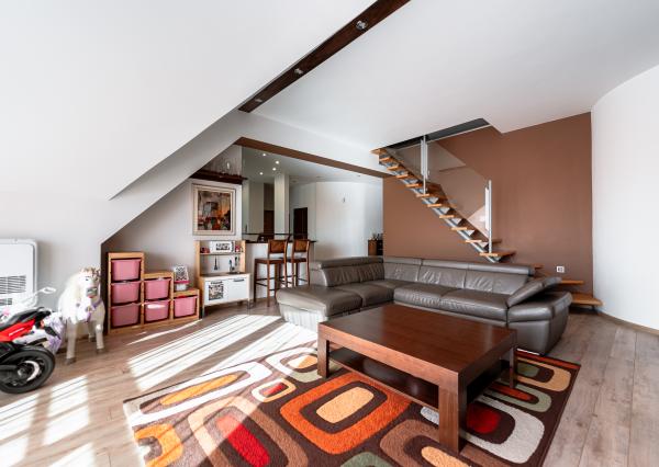 Na predaj priestranný 4-izbový mezonet s balkónom a zariadením v tehlovom bytovom dome na Furči – Krosnianska ul.