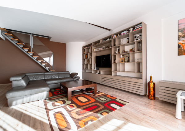 Na predaj priestranný 4-izbový mezonet s balkónom a zariadením v tehlovom bytovom dome na Furči – Krosnianska ul.