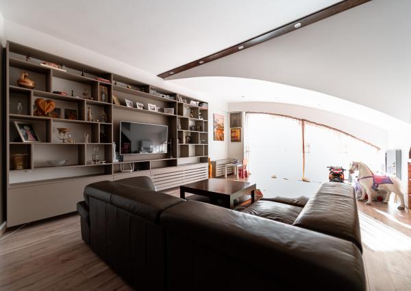 Na predaj priestranný 4-izbový mezonet s balkónom a zariadením v tehlovom bytovom dome na Furči – Krosnianska ul.