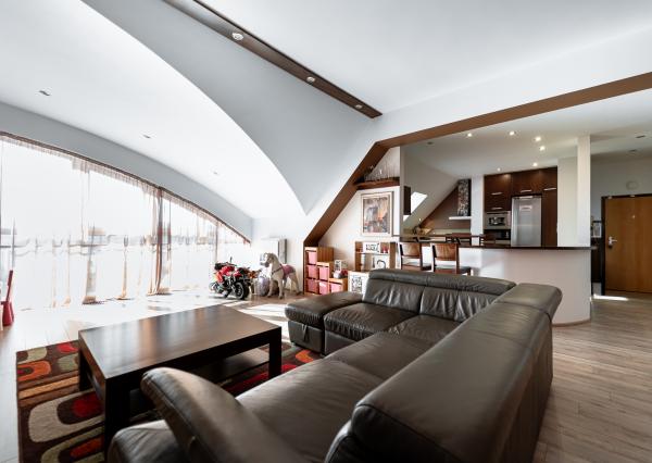 Na predaj priestranný 4-izbový mezonet s balkónom a zariadením v tehlovom bytovom dome na Furči – Krosnianska ul.