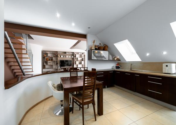 Na predaj priestranný 4-izbový mezonet s balkónom a zariadením v tehlovom bytovom dome na Furči – Krosnianska ul.