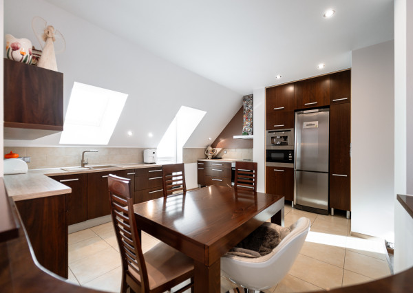 Na predaj priestranný 4-izbový mezonet s balkónom a zariadením v tehlovom bytovom dome na Furči – Krosnianska ul.