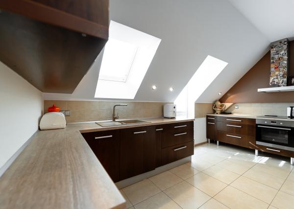 Na predaj priestranný 4-izbový mezonet s balkónom a zariadením v tehlovom bytovom dome na Furči – Krosnianska ul.