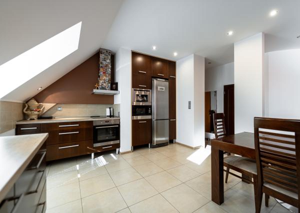 Na predaj priestranný 4-izbový mezonet s balkónom a zariadením v tehlovom bytovom dome na Furči – Krosnianska ul.