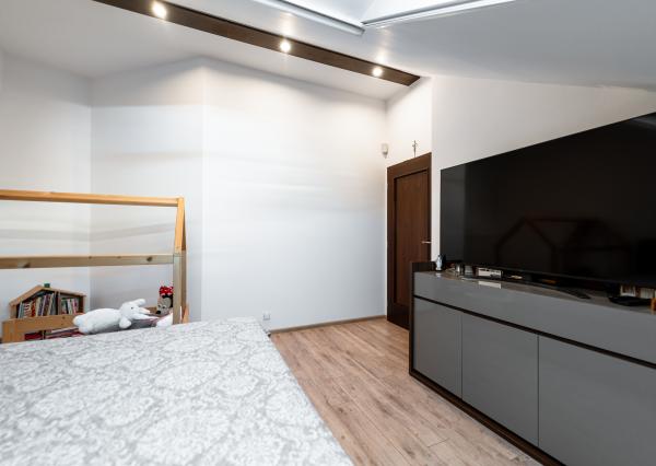 Na predaj priestranný 4-izbový mezonet s balkónom a zariadením v tehlovom bytovom dome na Furči – Krosnianska ul.