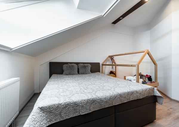 Na predaj priestranný 4-izbový mezonet s balkónom a zariadením v tehlovom bytovom dome na Furči – Krosnianska ul.