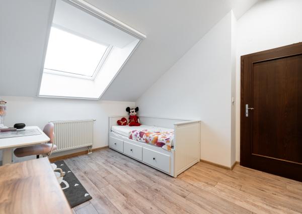 Na predaj priestranný 4-izbový mezonet s balkónom a zariadením v tehlovom bytovom dome na Furči – Krosnianska ul.