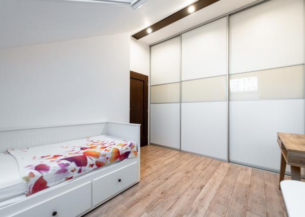 Na predaj priestranný 4-izbový mezonet s balkónom a zariadením v tehlovom bytovom dome na Furči – Krosnianska ul.