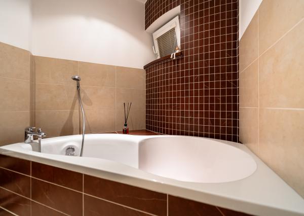 Na predaj priestranný 4-izbový mezonet s balkónom a zariadením v tehlovom bytovom dome na Furči – Krosnianska ul.