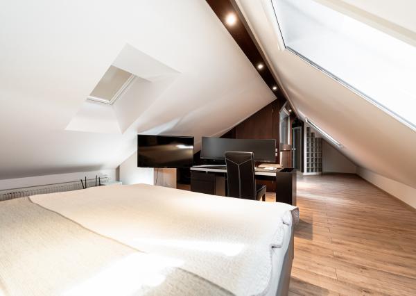 Na predaj priestranný 4-izbový mezonet s balkónom a zariadením v tehlovom bytovom dome na Furči – Krosnianska ul.