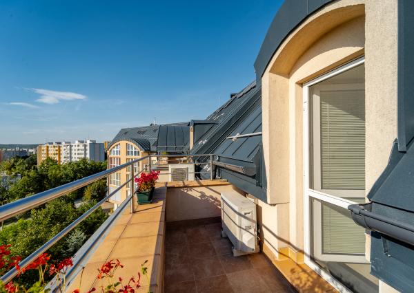 Na predaj priestranný 4-izbový mezonet s balkónom a zariadením v tehlovom bytovom dome na Furči – Krosnianska ul.