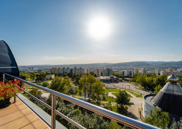 Na predaj priestranný 4-izbový mezonet s balkónom a zariadením v tehlovom bytovom dome na Furči – Krosnianska ul.