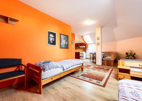 EXKLUZÍVNE Vám ponúkame na predaj dom na podnikateľské účely v obci Zborov.