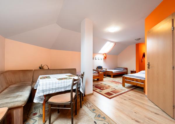 EXKLUZÍVNE Vám ponúkame na predaj dom na podnikateľské účely v obci Zborov.