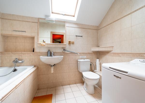 EXKLUZÍVNE Vám ponúkame na predaj dom na podnikateľské účely v obci Zborov.