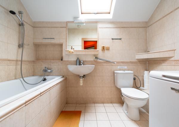 EXKLUZÍVNE Vám ponúkame na predaj dom na podnikateľské účely v obci Zborov.