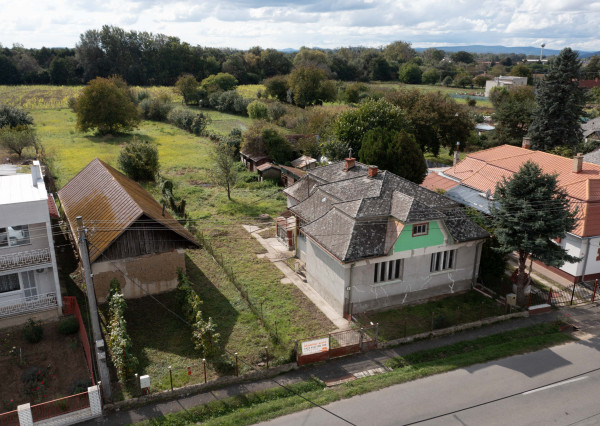 EXKLUZÍVNE vám ponúkame na predaj dva rodinné domy s veľkým pozemkom